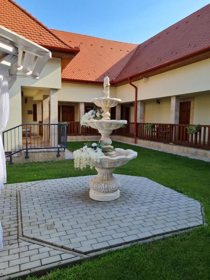 Bed and Breakfast Toroes Panzio Szabolcs Exterior foto